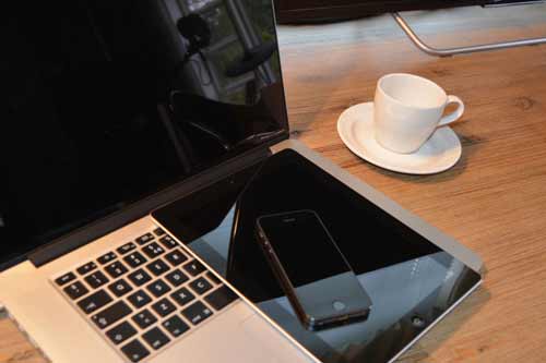 Macbook, ipad, iphone and Kaffekopp